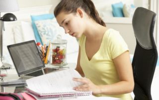 Faire rédiger ses devoirs : une bonne idée ?